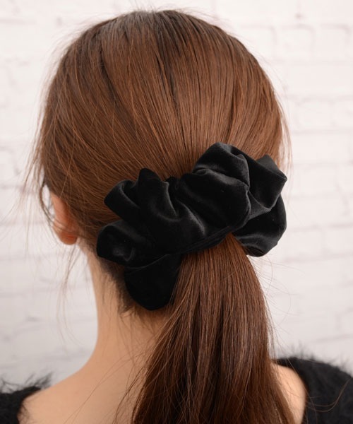 VIBGYOR Women（ヴィブジョー　ウィメン）の「【float】ベロア 光沢 ビッグシュシュ【10色展開】（シュシュ・レディース・ブラック/オリーブ/ダークラベンダー/モカ/ベージュ/インディゴブルー/ラベンダー/ブラウン/コーラルピンク/ワインレッド・FREE）」の11枚目の写真