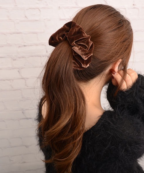 VIBGYOR Women（ヴィブジョー　ウィメン）の「【float】ベロア 光沢 ビッグシュシュ【10色展開】（シュシュ・レディース・ブラック/オリーブ/ダークラベンダー/モカ/ベージュ/インディゴブルー/ラベンダー/ブラウン/コーラルピンク/ワインレッド・FREE）」の14枚目の写真