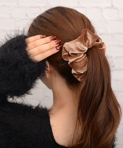 VIBGYOR Women（ヴィブジョー　ウィメン）の「【float】ベロア 光沢 ビッグシュシュ【10色展開】（シュシュ・レディース・ブラック/オリーブ/ダークラベンダー/モカ/ベージュ/インディゴブルー/ラベンダー/ブラウン/コーラルピンク/ワインレッド・FREE）」の17枚目の写真