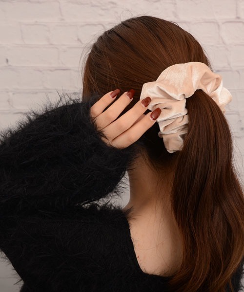 VIBGYOR Women（ヴィブジョー　ウィメン）の「【float】ベロア 光沢 ビッグシュシュ【10色展開】（シュシュ・レディース・ブラック/オリーブ/ダークラベンダー/モカ/ベージュ/インディゴブルー/ラベンダー/ブラウン/コーラルピンク/ワインレッド・FREE）」の19枚目の写真