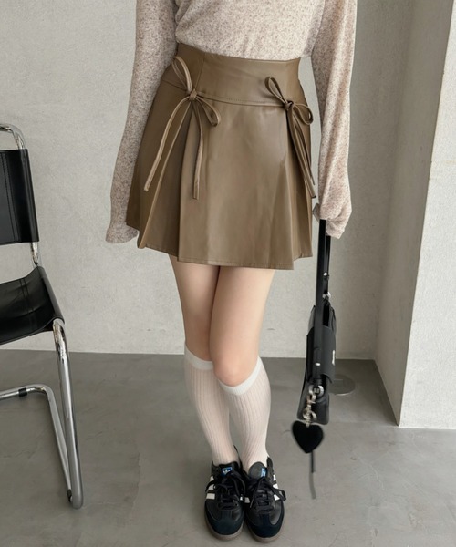 Ada.(エイダ)の「リボンデザイン タックプリーツ フェイクレザー ミニスカート(スカート・レディース・ブラック/アイボリー/ブラウン・S/M/L)」の14枚目の写真