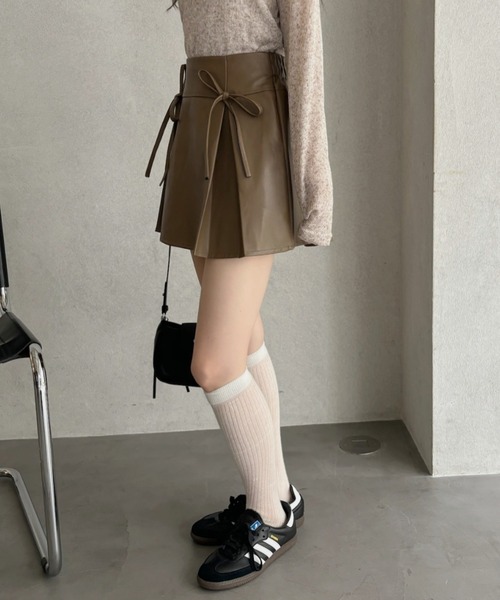 Ada.(エイダ)の「リボンデザイン タックプリーツ フェイクレザー ミニスカート(スカート・レディース・ブラック/アイボリー/ブラウン・S/M/L)」の16枚目の写真