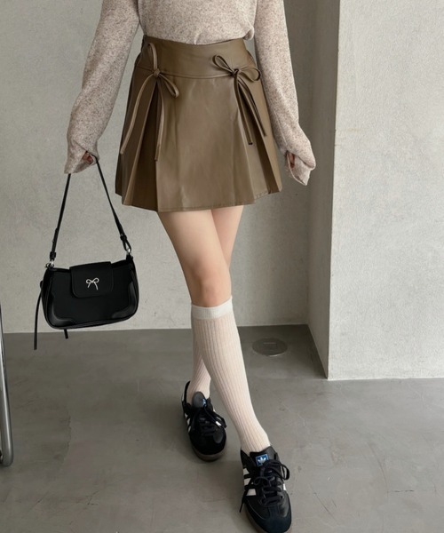 Ada.(エイダ)の「リボンデザイン タックプリーツ フェイクレザー ミニスカート(スカート・レディース・ブラック/アイボリー/ブラウン・S/M/L)」の15枚目の写真
