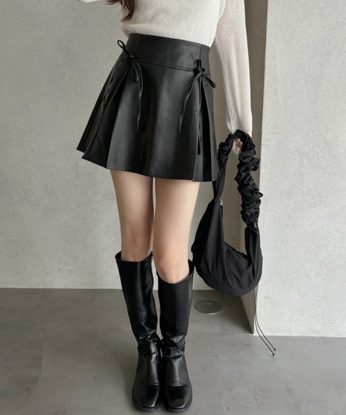 Ada.(エイダ)の「リボンデザイン タックプリーツ フェイクレザー ミニスカート(スカート・レディース・ブラック/アイボリー/ブラウン・S/M/L)」の9枚目の写真