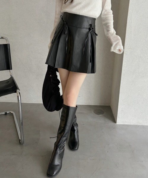 Ada.(エイダ)の「リボンデザイン タックプリーツ フェイクレザー ミニスカート(スカート・レディース・ブラック/アイボリー/ブラウン・S/M/L)」の17枚目の写真