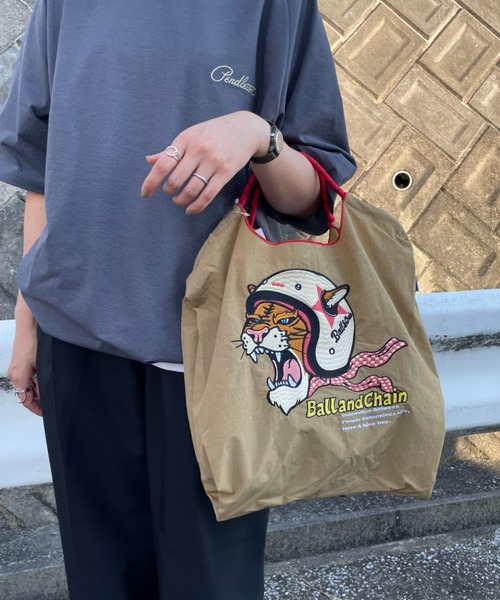 Ball&Chain（ボールアンドチェーン）の「[BALL&CHAIN/ボールアンドチェーン] H.TIGER 刺繍デザインナイロントートバッグ（トートバッグ・レディース・チャコールグレー/ベージュ・M）」の3枚目の写真