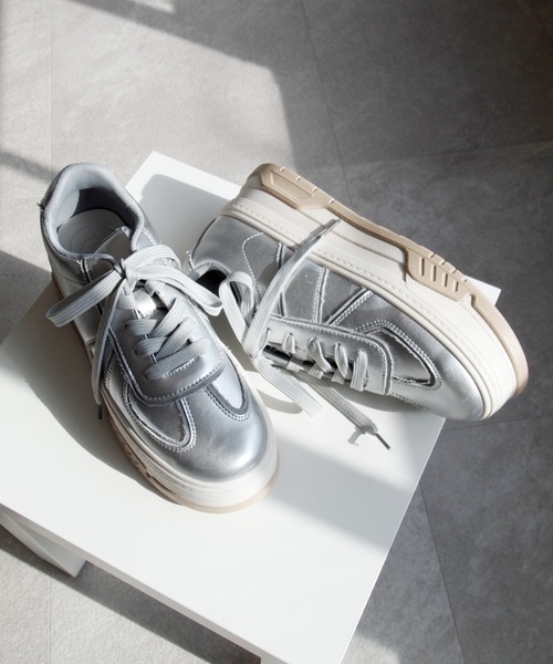 VIVIAN（ヴィヴィアン）の「厚底Tトゥデザインコンビカラーレースアップスニーカー（スニーカー・レディース・ベージュ/ブラック/シルバー・S/M/L/LL）」の3枚目の写真