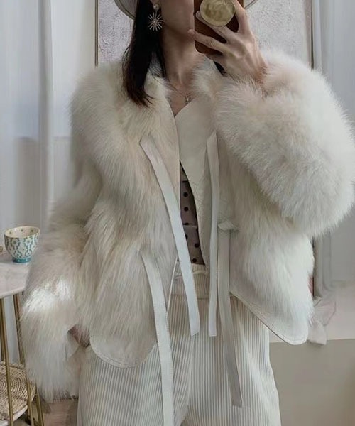 gossip!ロサンゼルス(ゴシップロサンゼルス)の「リボン紐留め ショートフェイクファーコート ボリューム袖 レディース 秋冬アウター(ダウンジャケット/コート・レディース・ベージュ/ブラック/オフホワイト/ホワイト・M/S)」の1枚目の写真