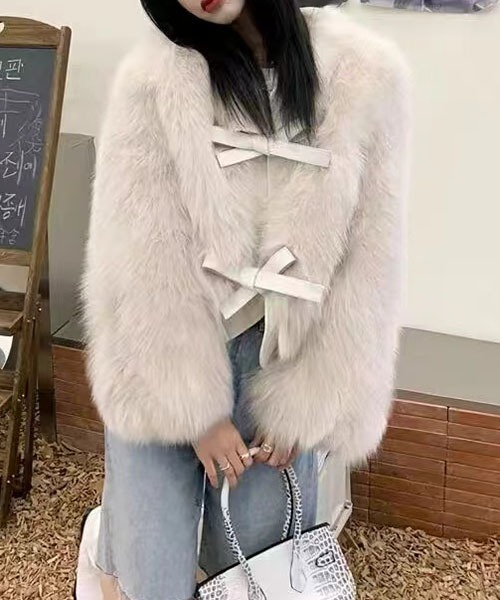 gossip!ロサンゼルス(ゴシップロサンゼルス)の「リボン紐留め ショートフェイクファーコート ボリューム袖 レディース 秋冬アウター(ダウンジャケット/コート・レディース・ベージュ/ブラック/オフホワイト/ホワイト・M/S)」の2枚目の写真