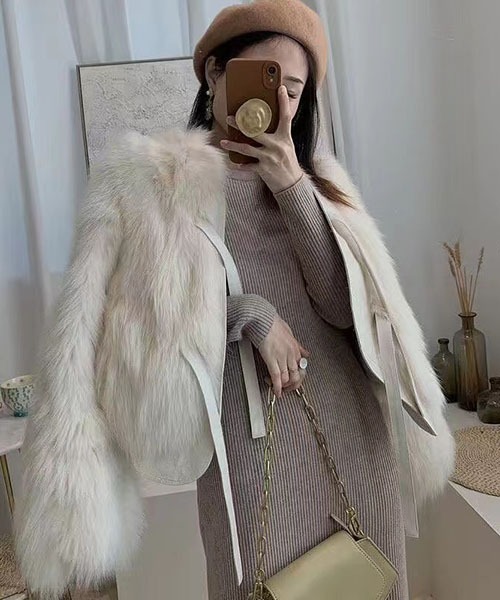 gossip!ロサンゼルス(ゴシップロサンゼルス)の「リボン紐留め ショートフェイクファーコート ボリューム袖 レディース 秋冬アウター(ダウンジャケット/コート・レディース・ベージュ/ブラック/オフホワイト/ホワイト・M/S)」の10枚目の写真