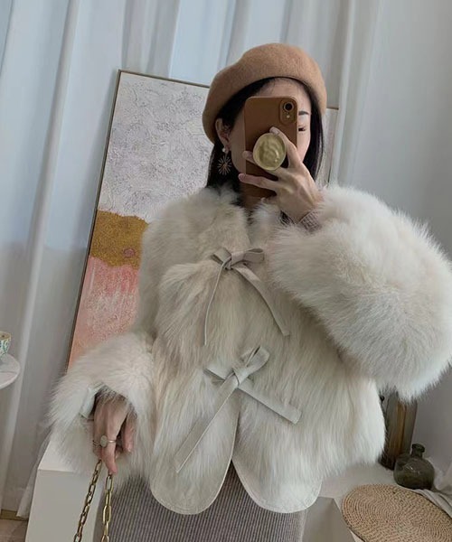 gossip!ロサンゼルス(ゴシップロサンゼルス)の「リボン紐留め ショートフェイクファーコート ボリューム袖 レディース 秋冬アウター(ダウンジャケット/コート・レディース・ベージュ/ブラック/オフホワイト/ホワイト・M/S)」の6枚目の写真
