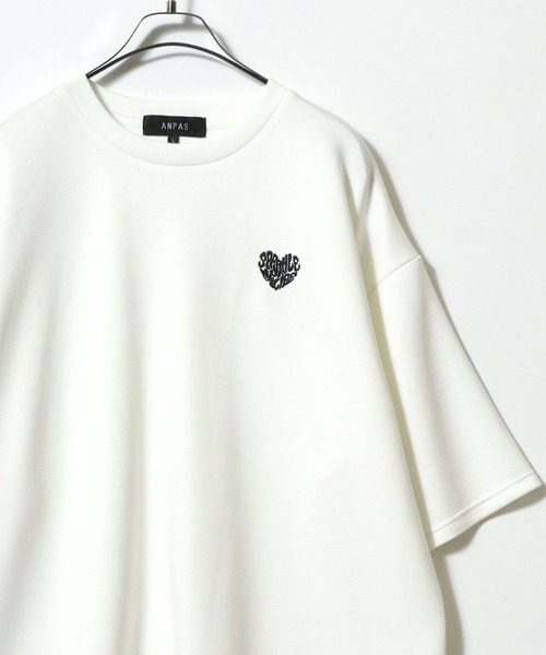ANPAS(アンパス)の「ANPAS Ponte Fabric Heart Logo Embroidery Oversized T-Shirt/ANPAS 別注 ポンチ ハートロゴ 猫 ワンポイント刺繍 接触冷感 オーバーサイズ Tシャツ(Tシャツ/カットソー・メンズ・ホワイト系その他/ブラック系その他/ブラック系その他4/ブラック系その他5/ブラック系その他6/ホワイト系その他2/ホワイト系その他3/ホワイト系その他4/ホワイト系その他5/ホワイト系その他6/ブラック系その他2/ブラック系その他3・M/L)」の2枚目の写真