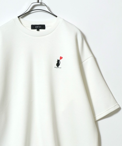ANPAS(アンパス)の「ANPAS Ponte Fabric Heart Logo Embroidery Oversized T-Shirt/ANPAS 別注 ポンチ ハートロゴ 猫 ワンポイント刺繍 接触冷感 オーバーサイズ Tシャツ(Tシャツ/カットソー・メンズ・ホワイト系その他/ブラック系その他/ブラック系その他4/ブラック系その他5/ブラック系その他6/ホワイト系その他2/ホワイト系その他3/ホワイト系その他4/ホワイト系その他5/ホワイト系その他6/ブラック系その他2/ブラック系その他3・M/L)」の5枚目の写真