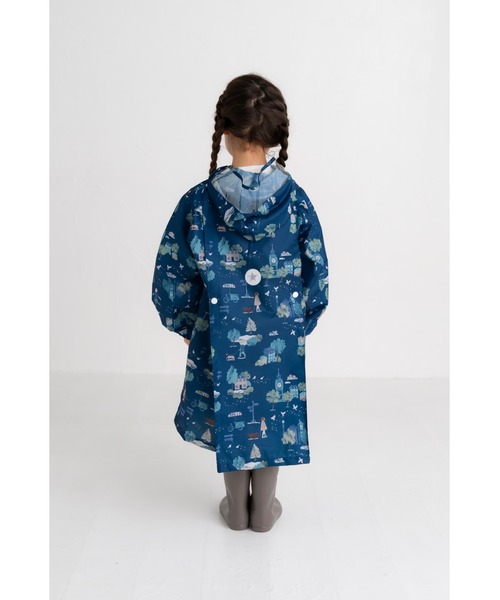 FABHUG （ファブハグ）の「【収納巾着袋付き】タウンレインコート（レインコート/ポンチョ・キッズ・ブルー/ネイビー・110cm/120cm/100cm/130cm/140cm）」の3枚目の写真