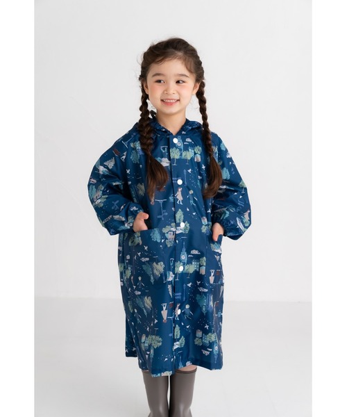 FABHUG （ファブハグ）の「【収納巾着袋付き】タウンレインコート（レインコート/ポンチョ・キッズ・ブルー/ネイビー・110cm/120cm/100cm/130cm/140cm）」の4枚目の写真