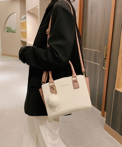 SallyLunn(サリーラン)の「チャーム付きショルダーバッグ(ショルダーバッグ・レディース・ブラック/ホワイト系1/ホワイト系2・FREE)」の2枚目の写真