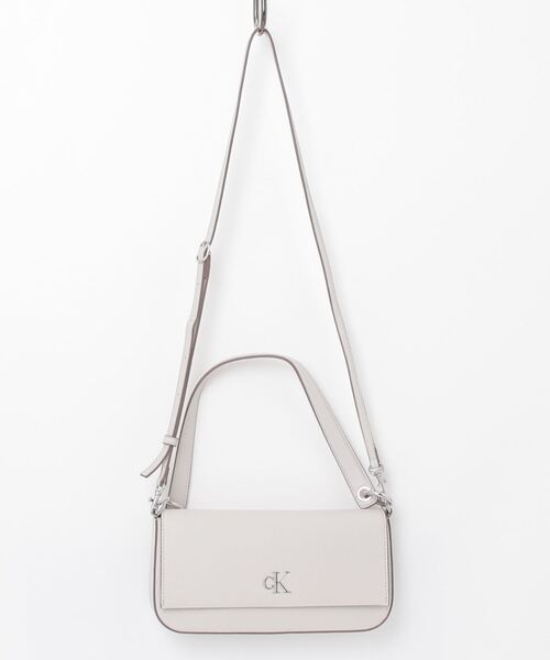 Calvin Klein(カルバン・クライン)の「ミニマルモノグラムショルダーポーチ(ショルダーバッグ・レディース・オフホワイト/ブラック・FREE)」の8枚目の写真