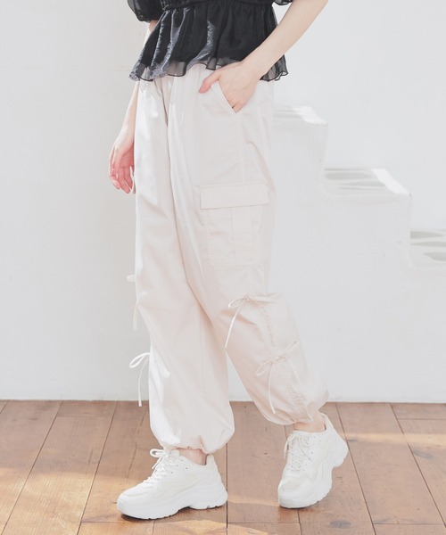Honeys（ハニーズ）の「リボン付カーゴパンツ（カーゴパンツ・レディース・アイボリー/ブラック/グレイッシュブルー/ピンク・L/LL/M/S/SS）」の2枚目の写真