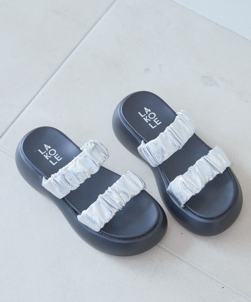 LAKOLE(ラコレ)の「ぷっくりギャザーサンダル / 290745(サンダル・レディース・ブラック/シルバー・LARGE/MEDIUM)」の2枚目の写真