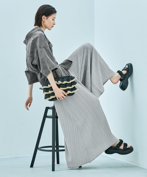 LAKOLE(ラコレ)の「ぷっくりギャザーサンダル / 290745(サンダル・レディース・ブラック/シルバー・LARGE/MEDIUM)」の3枚目の写真