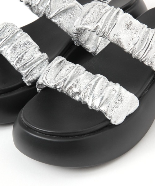 LAKOLE(ラコレ)の「ぷっくりギャザーサンダル / 290745(サンダル・レディース・ブラック/シルバー・LARGE/MEDIUM)」の14枚目の写真