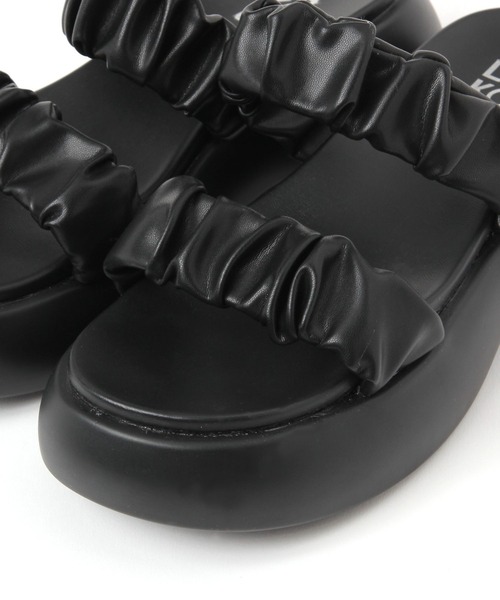 LAKOLE(ラコレ)の「ぷっくりギャザーサンダル / 290745(サンダル・レディース・ブラック/シルバー・LARGE/MEDIUM)」の15枚目の写真