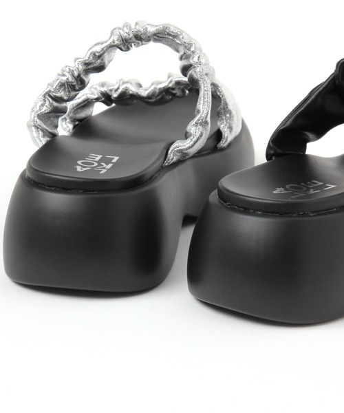 LAKOLE(ラコレ)の「ぷっくりギャザーサンダル / 290745(サンダル・レディース・ブラック/シルバー・LARGE/MEDIUM)」の16枚目の写真