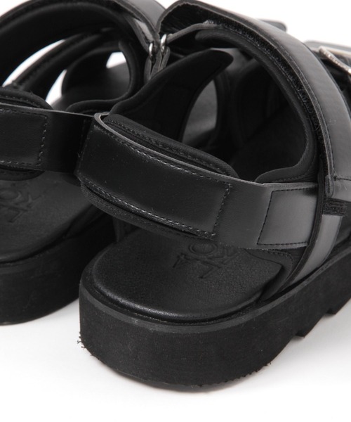 LAKOLE(ラコレ)の「シャークソールWベルトスライドサンダル / 291935(サンダル・メンズ・ブラック・MEDIUM/LARGE)」の4枚目の写真