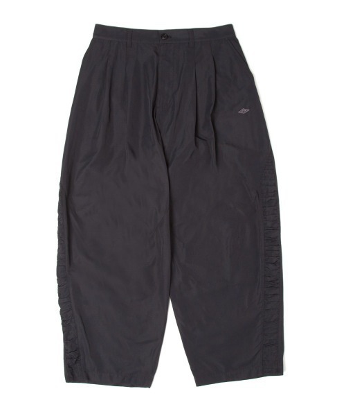 UMBRO(アンブロ)の「UMBRO HOUSE Wide tapered trousers(アンブロハウス ワイドテーパードパンツ)(その他パンツ・メンズ・ブラウン/ベージュ系/ブラック・SMALL)」の2枚目の写真
