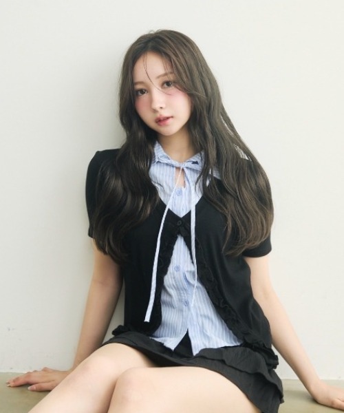 TITTY&CO.(ティティーアンドコー)の「半袖フリルストライプニットセット(ニット/セーター・レディース・ブラック/グレー・FREE)」の2枚目の写真