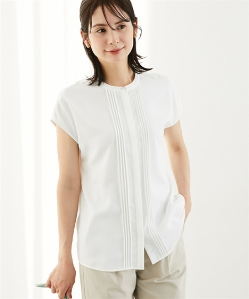 7days Life Styling(セブンデイズライフスタイリング)の「【UVカット/速乾】ストレッチパウダーサテンピンタックフレンチスリーブブラウス(シャツ/ブラウス・レディース・ネイビー/グリーン/グレイッシュベージュ/オフホワイト・S/M/L/LL/3L)」の1枚目の写真