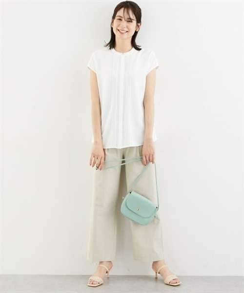 7days Life Styling(セブンデイズライフスタイリング)の「【UVカット/速乾】ストレッチパウダーサテンピンタックフレンチスリーブブラウス(シャツ/ブラウス・レディース・ネイビー/グリーン/グレイッシュベージュ/オフホワイト・S/M/L/LL/3L)」の6枚目の写真