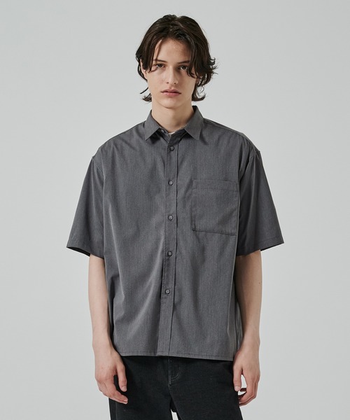WHITE MOUNTAINEERING（ホワイトマウンテニアリング）の「別注 DRAW CORD S/S POCKET SHIRTS（シャツ/ブラウス・メンズ・ネイビー/グレー/ブラック・1/2）」の2枚目の写真