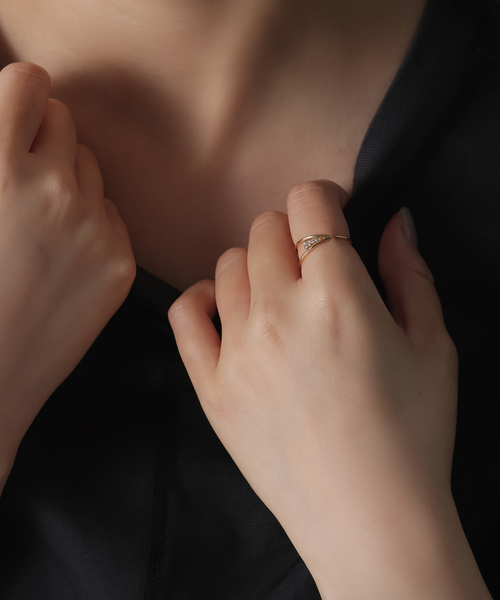 V型フォークダイヤリング K10（リング）｜Lilas（リラ）のファッション