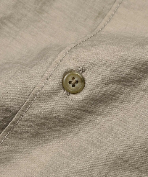 The DUFFER of ST.GEORGE(ザダファーオブセントジョージ)の「NILON/WOOL S/S LOOSE SHIRT:ナイロン/ウール ルーズフィット 半袖シャツ(シャツ/ブラウス・メンズ・ブラック/グレイッシュベージュ・MEDIUM/LARGE/X-LARGE)」の3枚目の写真