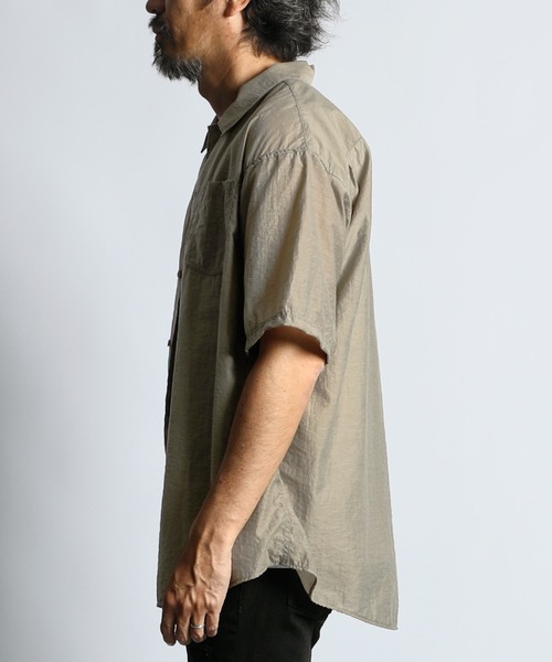 The DUFFER of ST.GEORGE(ザダファーオブセントジョージ)の「NILON/WOOL S/S LOOSE SHIRT:ナイロン/ウール ルーズフィット 半袖シャツ(シャツ/ブラウス・メンズ・ブラック/グレイッシュベージュ・MEDIUM/LARGE/X-LARGE)」の9枚目の写真