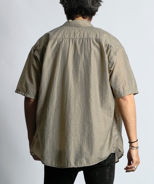 The DUFFER of ST.GEORGE(ザダファーオブセントジョージ)の「NILON/WOOL S/S LOOSE SHIRT:ナイロン/ウール ルーズフィット 半袖シャツ(シャツ/ブラウス・メンズ・ブラック/グレイッシュベージュ・MEDIUM/LARGE/X-LARGE)」の8枚目の写真