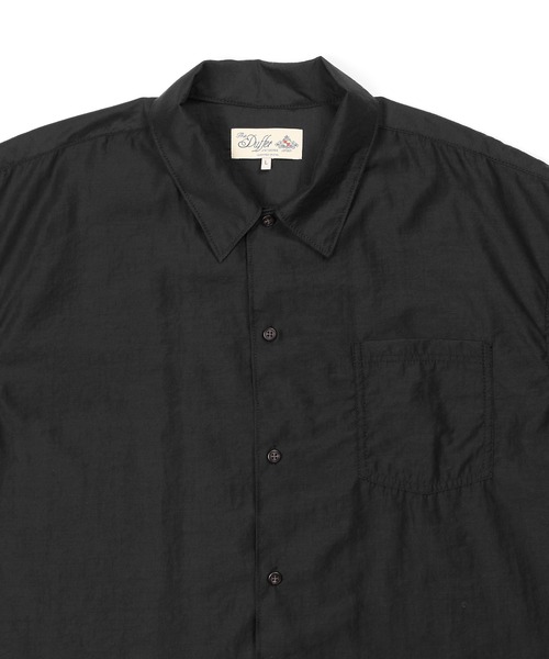 The DUFFER of ST.GEORGE(ザダファーオブセントジョージ)の「NILON/WOOL S/S LOOSE SHIRT:ナイロン/ウール ルーズフィット 半袖シャツ(シャツ/ブラウス・メンズ・ブラック/グレイッシュベージュ・MEDIUM/LARGE/X-LARGE)」の5枚目の写真