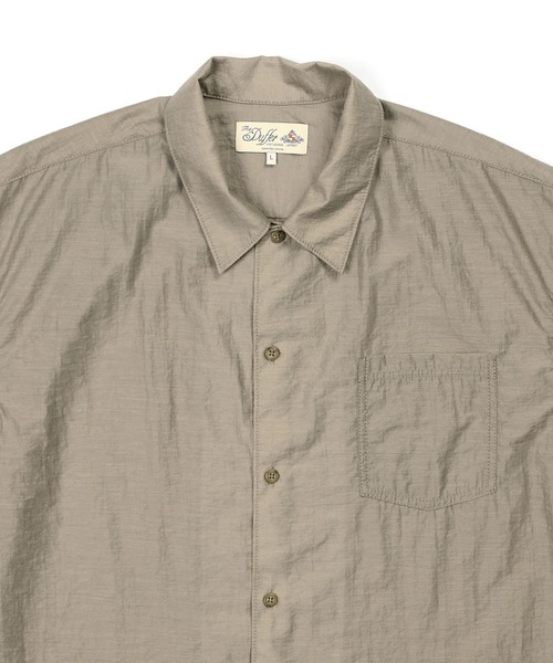 The DUFFER of ST.GEORGE(ザダファーオブセントジョージ)の「NILON/WOOL S/S LOOSE SHIRT:ナイロン/ウール ルーズフィット 半袖シャツ(シャツ/ブラウス・メンズ・ブラック/グレイッシュベージュ・MEDIUM/LARGE/X-LARGE)」の4枚目の写真