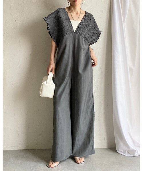 She's Closet(シーズクローゼット)の「深Vネック ハイウエスト フレンチスリーブ シャーリングワイドパンツサロペット(サロペット/オーバーオール・レディース・ブラック/グレイッシュベージュ/カーキブラウン/チャコールグレー・FREE)」の2枚目の写真