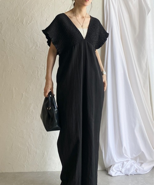 She's Closet(シーズクローゼット)の「深Vネック ハイウエスト フレンチスリーブ シャーリングワイドパンツサロペット(サロペット/オーバーオール・レディース・ブラック/グレイッシュベージュ/カーキブラウン・FREE)」の1枚目の写真