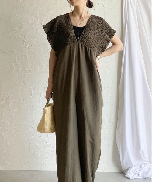 She's Closet(シーズクローゼット)の「深Vネック ハイウエスト フレンチスリーブ シャーリングワイドパンツサロペット(サロペット/オーバーオール・レディース・ブラック/グレイッシュベージュ/カーキブラウン・FREE)」の2枚目の写真