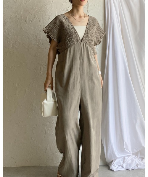 She's Closet(シーズクローゼット)の「深Vネック ハイウエスト フレンチスリーブ シャーリングワイドパンツサロペット(サロペット/オーバーオール・レディース・ブラック/グレイッシュベージュ/カーキブラウン・FREE)」の18枚目の写真