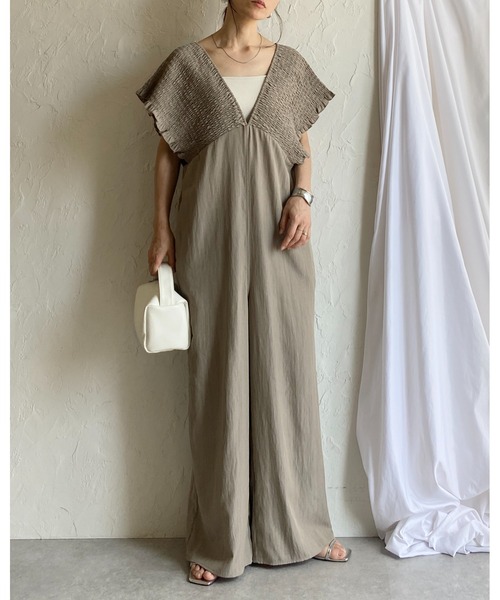 She's Closet(シーズクローゼット)の「深Vネック ハイウエスト フレンチスリーブ シャーリングワイドパンツサロペット(サロペット/オーバーオール・レディース・ブラック/グレイッシュベージュ/カーキブラウン・FREE)」の17枚目の写真