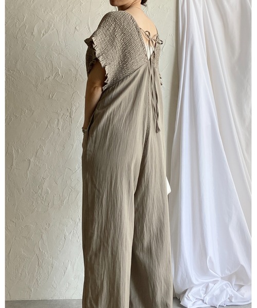 She's Closet(シーズクローゼット)の「深Vネック ハイウエスト フレンチスリーブ シャーリングワイドパンツサロペット(サロペット/オーバーオール・レディース・ブラック/グレイッシュベージュ/カーキブラウン・FREE)」の16枚目の写真