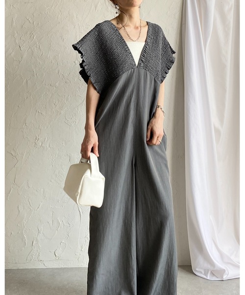 She's Closet(シーズクローゼット)の「深Vネック ハイウエスト フレンチスリーブ シャーリングワイドパンツサロペット(サロペット/オーバーオール・レディース・ブラック/グレイッシュベージュ/カーキブラウン・FREE)」の4枚目の写真