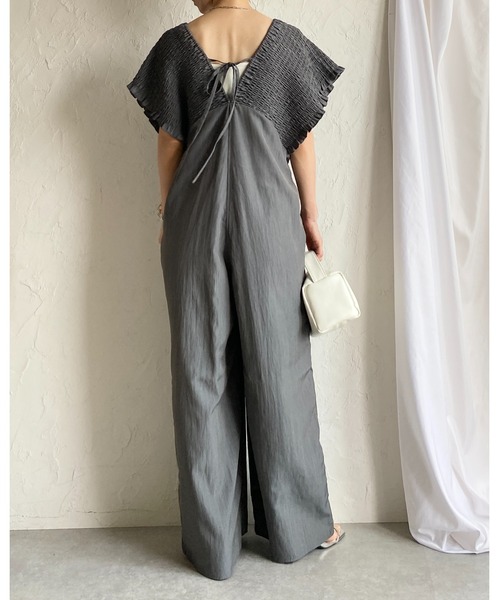 She's Closet(シーズクローゼット)の「深Vネック ハイウエスト フレンチスリーブ シャーリングワイドパンツサロペット(サロペット/オーバーオール・レディース・ブラック/グレイッシュベージュ/カーキブラウン・FREE)」の6枚目の写真
