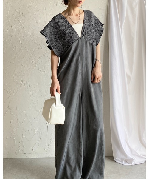 She's Closet(シーズクローゼット)の「深Vネック ハイウエスト フレンチスリーブ シャーリングワイドパンツサロペット(サロペット/オーバーオール・レディース・ブラック/グレイッシュベージュ/カーキブラウン・FREE)」の7枚目の写真