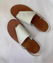 シンプルなストラップサンダル
