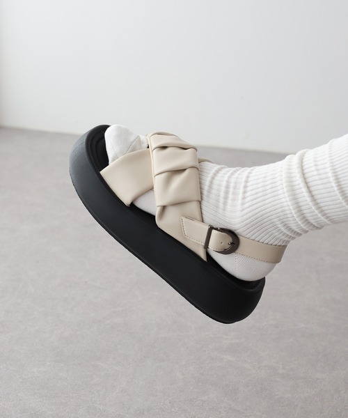 BLUEEAST（ブルーイースト）の「クロスベルト厚底コンフォートサンダル（サンダル・レディース・アイボリー/ブラック・MEDIUM/LARGE）」の9枚目の写真